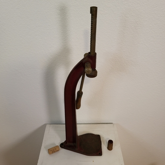 "Wesglasco" antique cast iron bottle capper in red - Picture 5 of 12